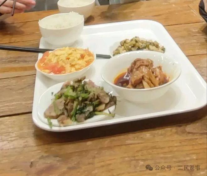 营大食堂遭吐槽性价比与口味引争议CQ9电子游戏盐城竹林大饭店国(图2)